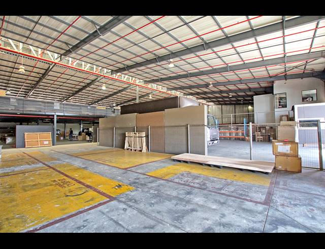 2,700M² WAREHOUSE TO LET IN HOOGLAND